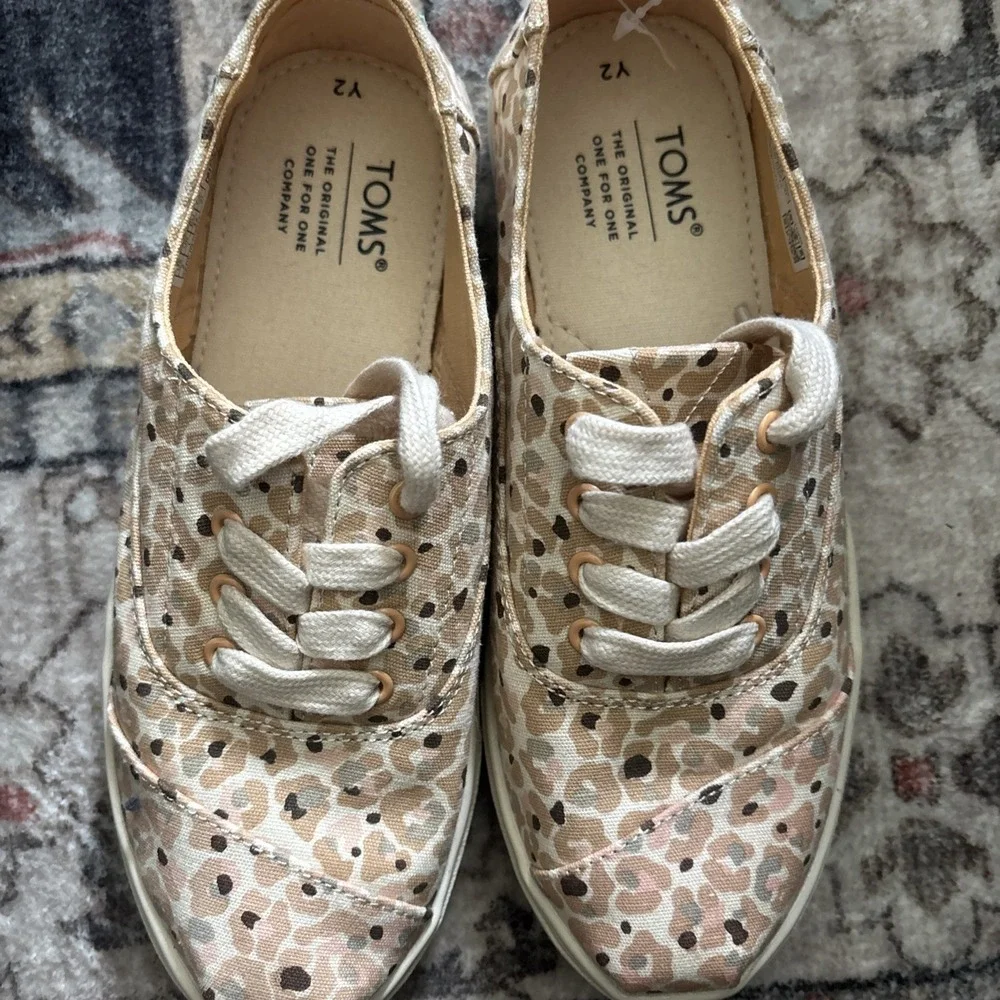 Youth Girls size 2 Toms shoes lace up